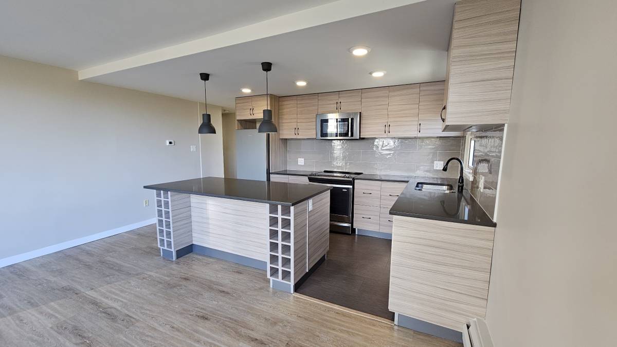Pet Friendly 575 sqft 1 Bedroom With Laundry In South Granville!