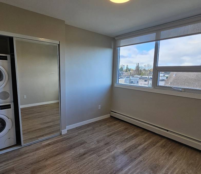 Pet Friendly 575 sqft 1 Bedroom With Laundry In South Granville!