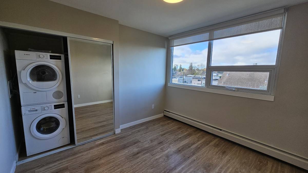 Pet Friendly 575 sqft 1 Bedroom With Laundry In South Granville!