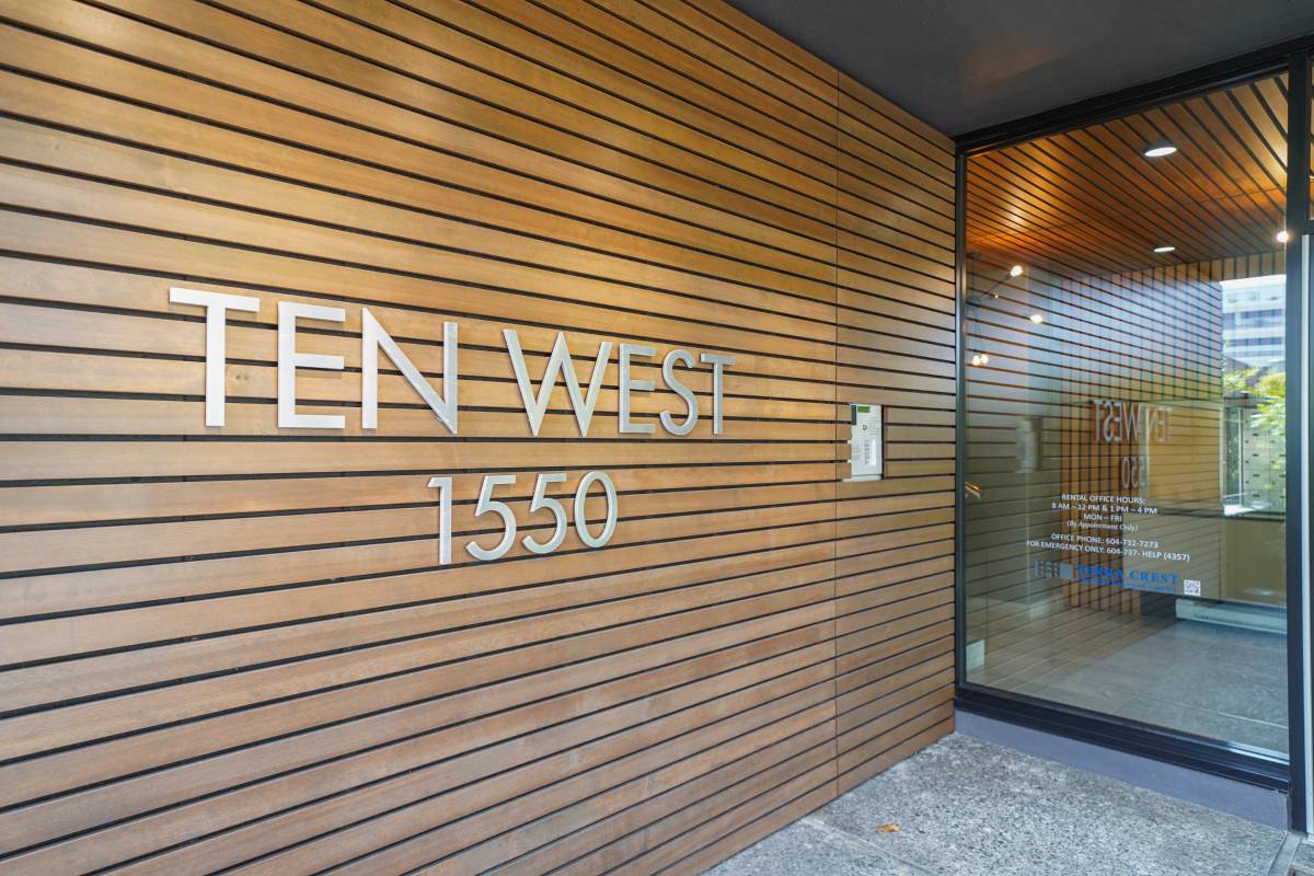 Pet Friendly 575 sqft 1 Bedroom With Laundry In South Granville!
