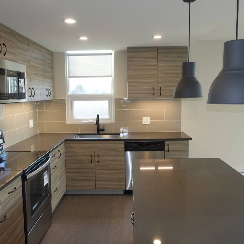 Pet Friendly 575 sqft 1 Bedroom With Laundry In South Granville!