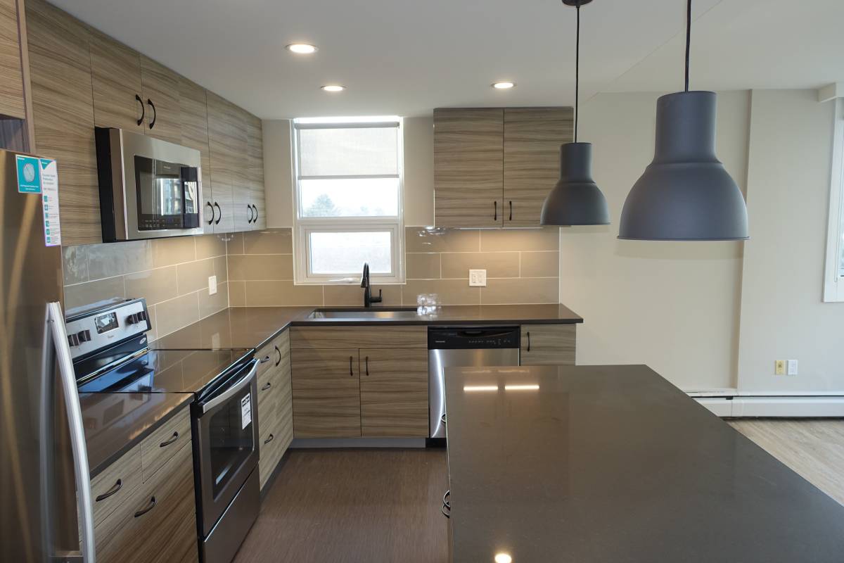 Pet Friendly 575 sqft 1 Bedroom With Laundry In South Granville!