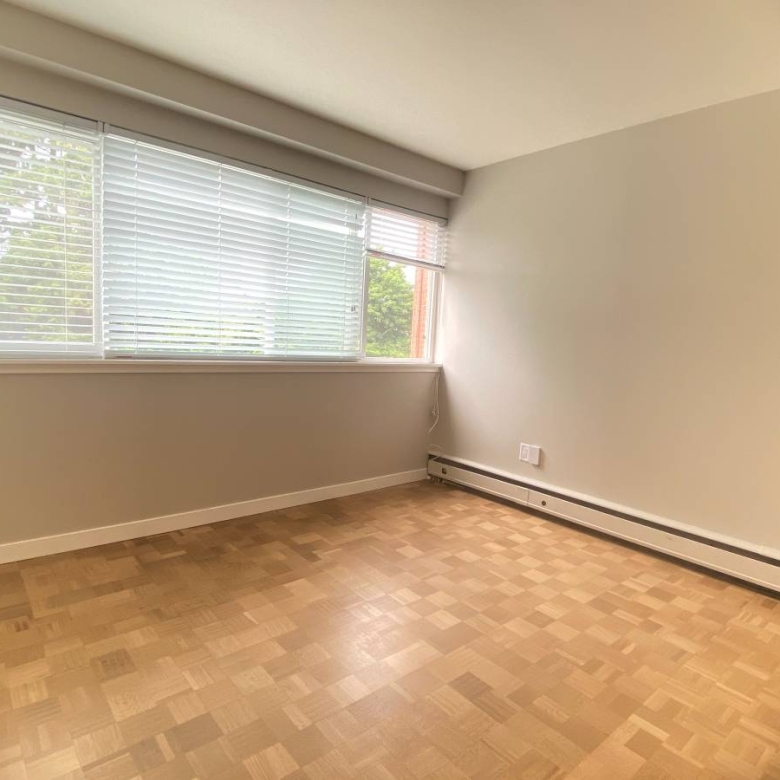 Pet Friendly 1 Bedroom Unit With Laundry In Fairview