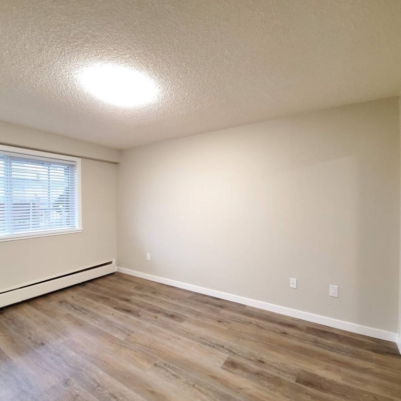 2 Bedroom 1 Bathroom Unit With 900 sqft Private Patio With Laundry