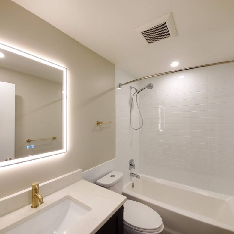 2 Bedroom 1 Bathroom Unit With 900 sqft Private Patio With Laundry