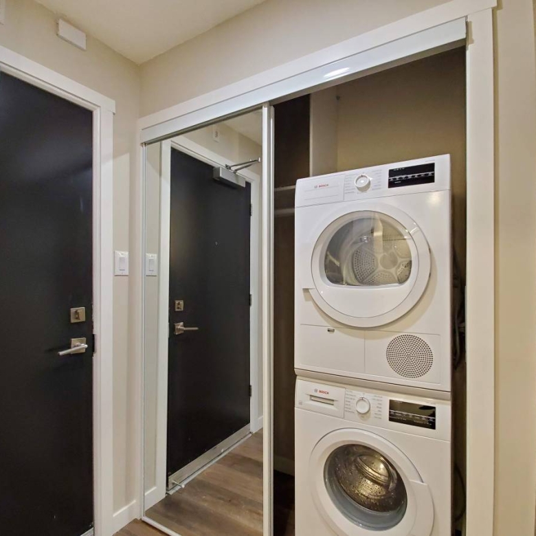 2 Bedroom 1 Bathroom Unit With 900 sqft Private Patio With Laundry