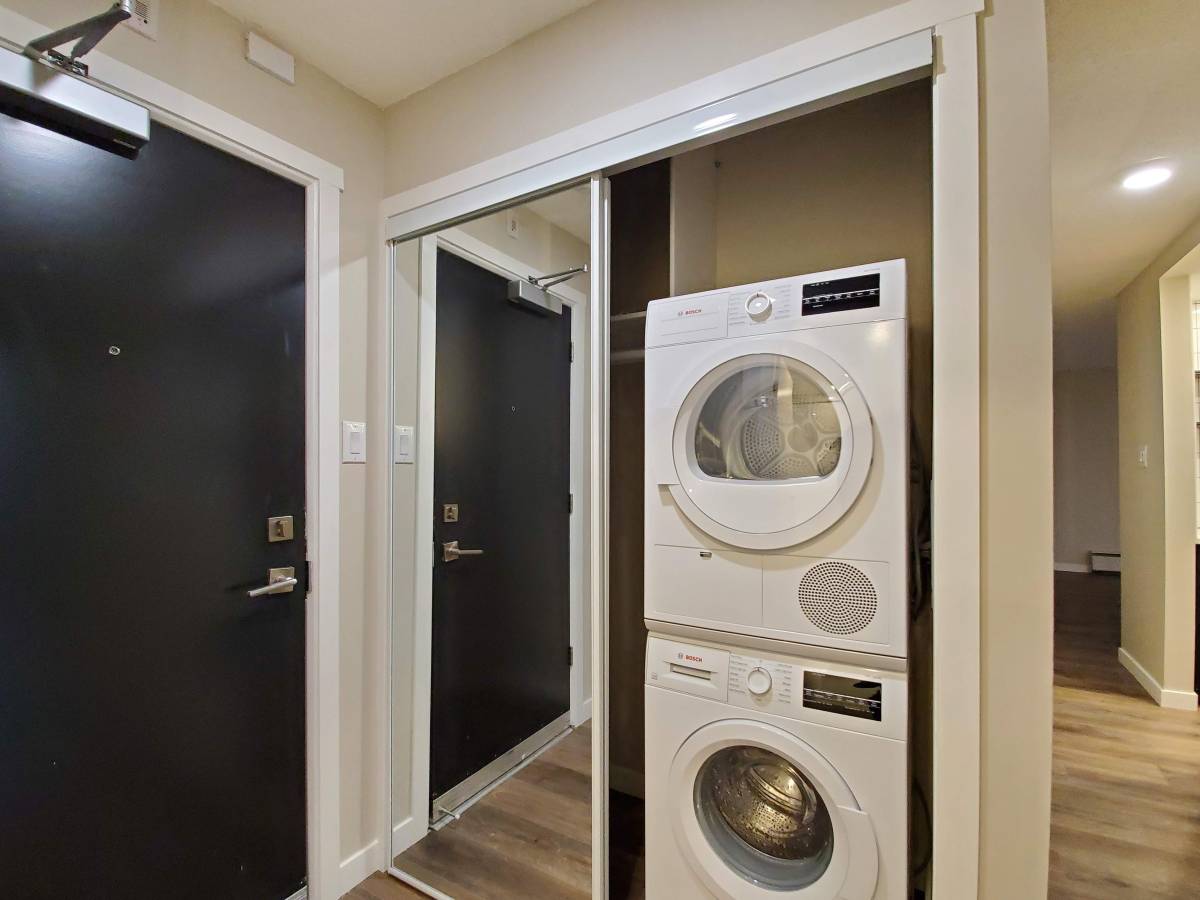 2 Bedroom 1 Bathroom Unit With 900 sqft Private Patio With Laundry