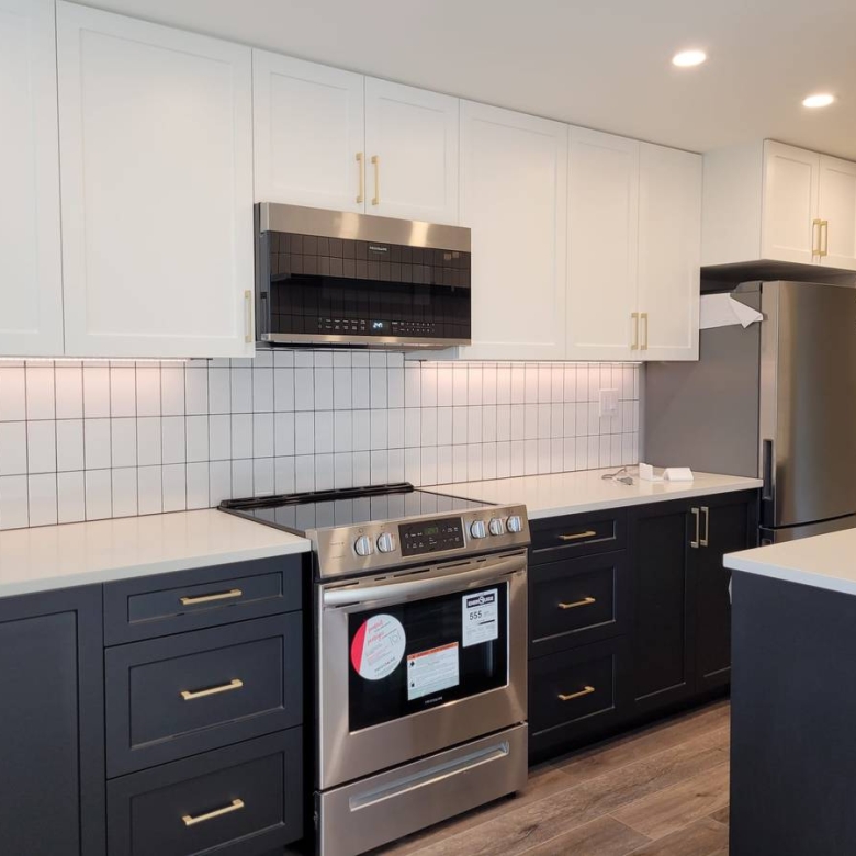 2 Bedroom 1 Bathroom Unit With 900 sqft Private Patio With Laundry