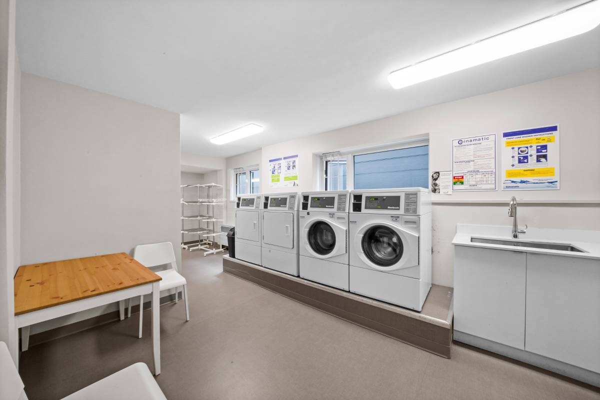 1 Bedroom 650 sqft Cat Friendly Unit In The West End