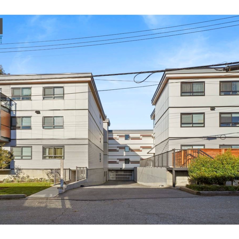 2 Bedroom 1 Bathroom Unit With 900 sqft Private Patio With Laundry