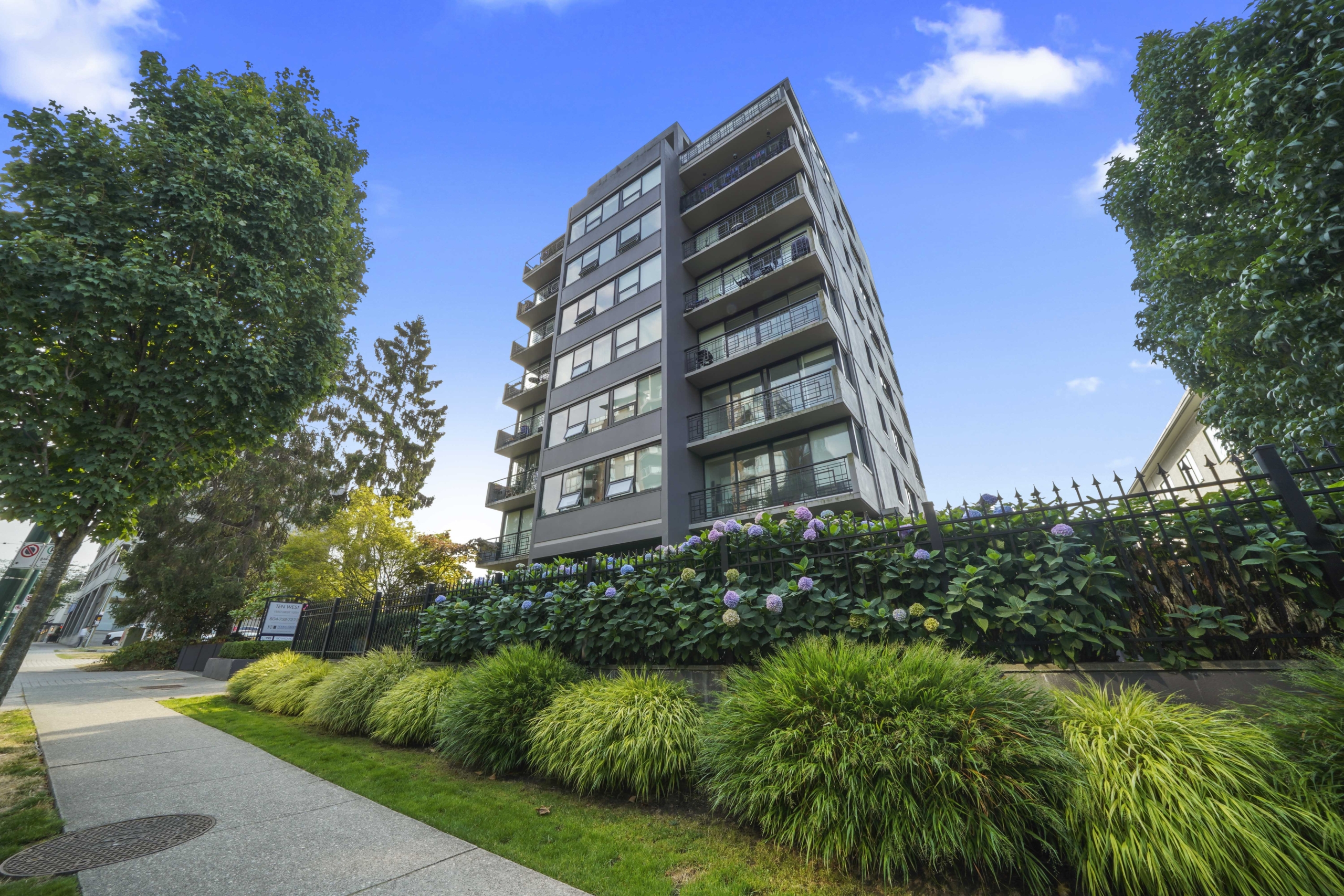 Pet Friendly 1 Bedroom 530 sqft Unit In South Granville