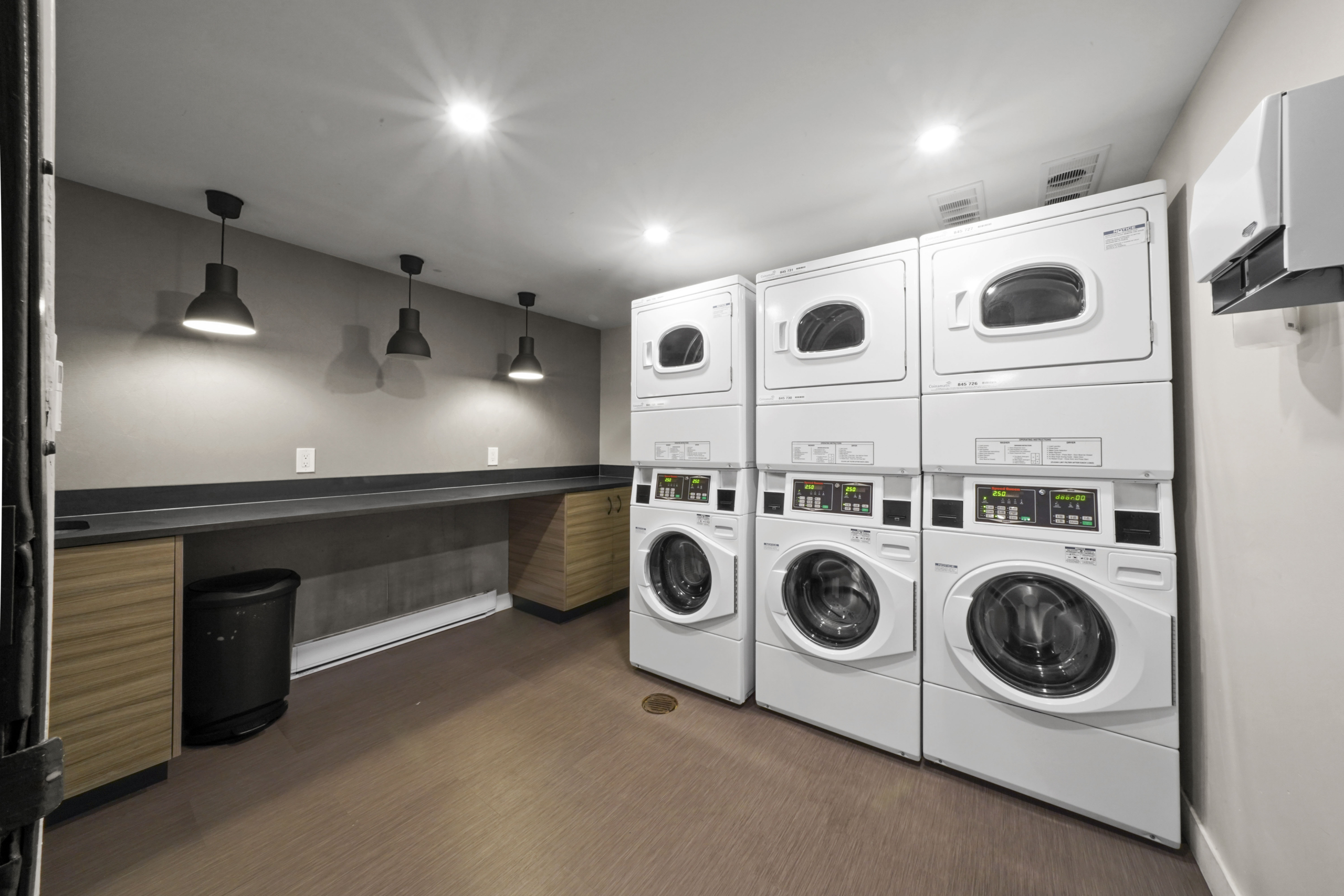 Pet Friendly 1 Bedroom 530 sqft Unit In South Granville