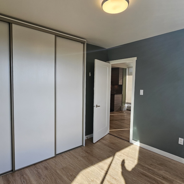 Pet Friendly 1 Bedroom 530 sqft Unit In South Granville