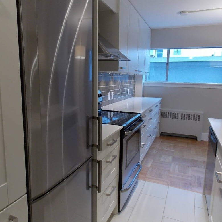 Large 1 Bedroom Pet Friendly Unit With Laundry In the West End!