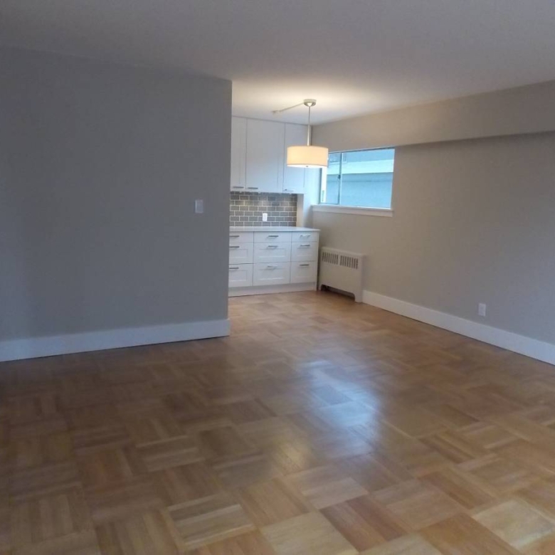 Large 1 Bedroom Pet Friendly Unit With Laundry In the West End!