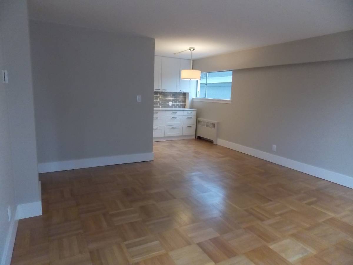 Large 1 Bedroom Pet Friendly Unit With Laundry In the West End!