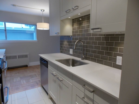 Large 1 Bedroom Pet Friendly Unit With Laundry In the West End!