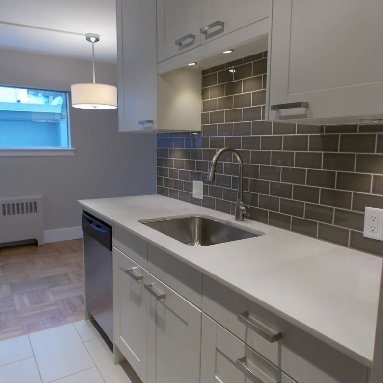 Large 1 Bedroom Pet Friendly Unit With Laundry In the West End!
