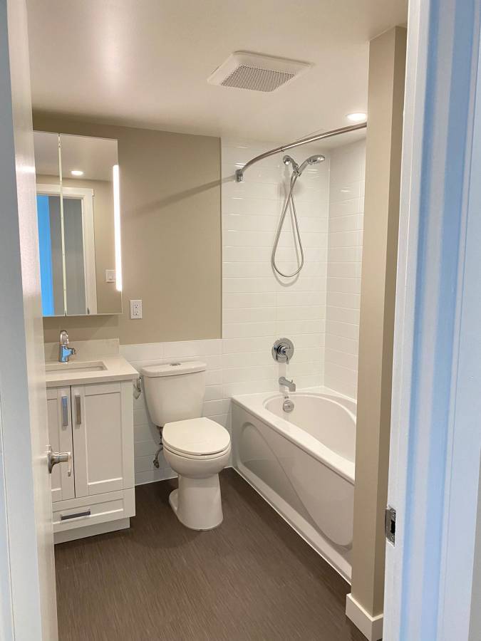 Large 1 Bedroom Pet Friendly Unit With Laundry In the West End!