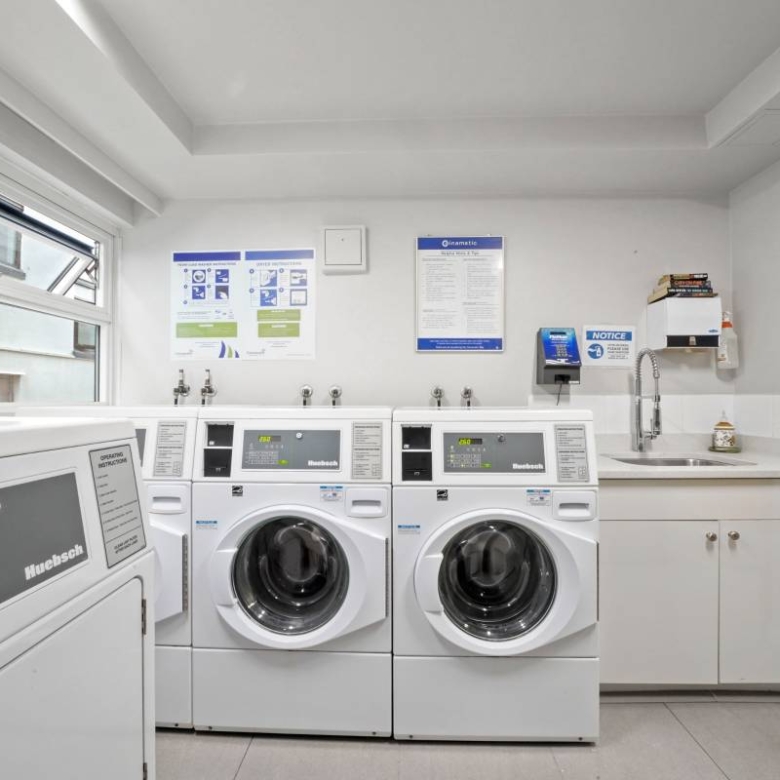 Pet Friendly 1 Bedroom Unit In The West End