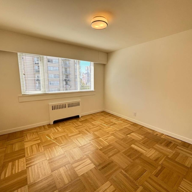 Large 1 Bedroom Pet Friendly Unit With Laundry In the West End!