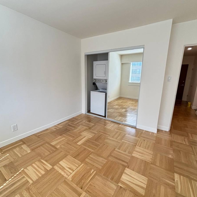 Large 1 Bedroom Pet Friendly Unit With Laundry In the West End!