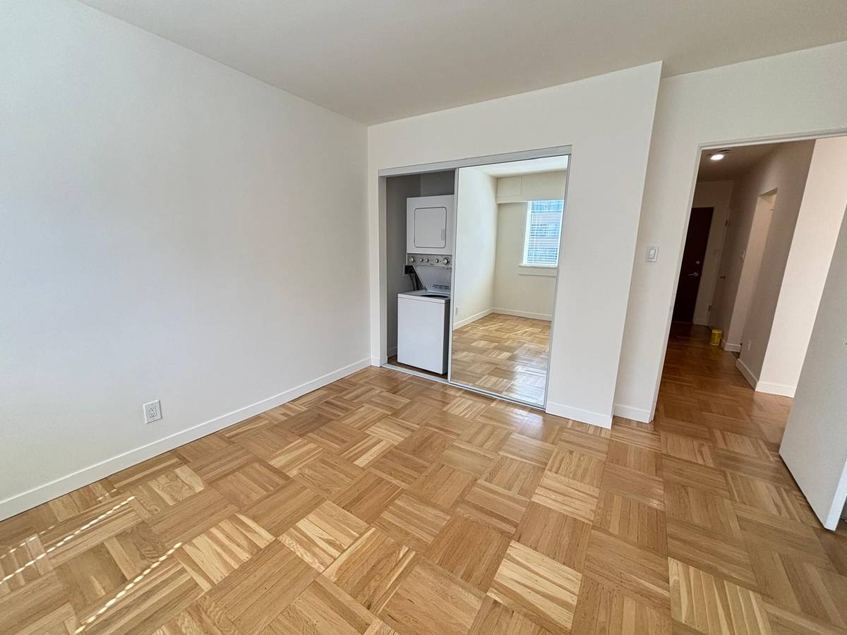 Large 1 Bedroom Pet Friendly Unit With Laundry In the West End!
