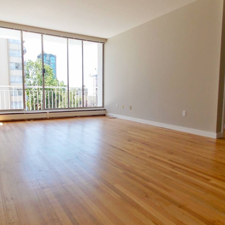 Pet Friendly 1 Bedroom Unit In The West End