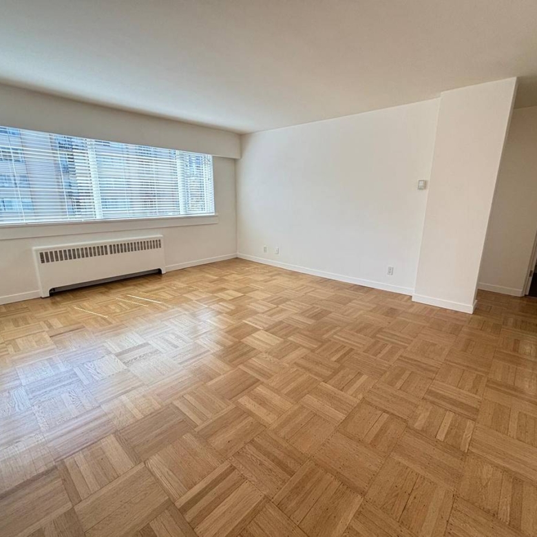 Large 1 Bedroom Pet Friendly Unit With Laundry In the West End!