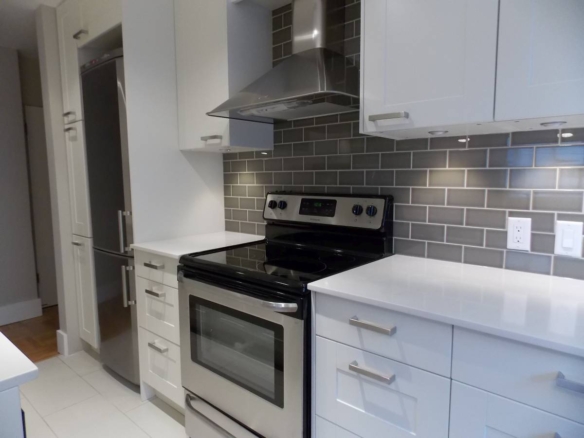 Large 1 Bedroom Pet Friendly Unit With Laundry In the West End!