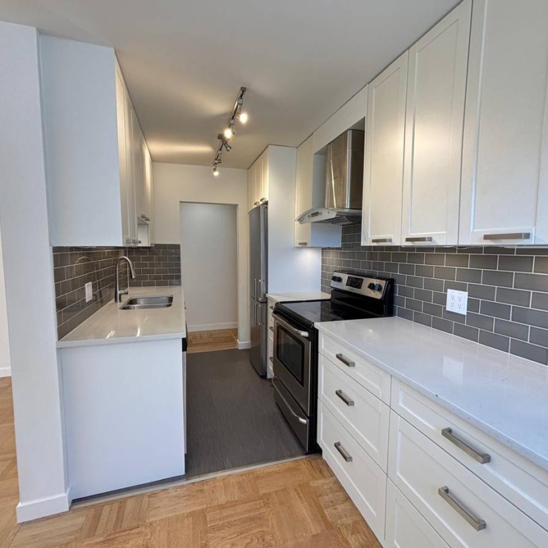 Large 1 Bedroom Pet Friendly Unit With Laundry In the West End!