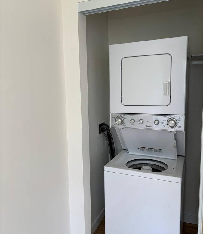 Large 1 Bedroom Pet Friendly Unit With Laundry In the West End!