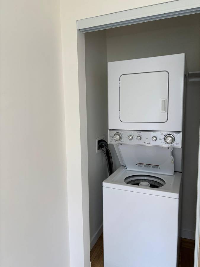 Large 1 Bedroom Pet Friendly Unit With Laundry In the West End!