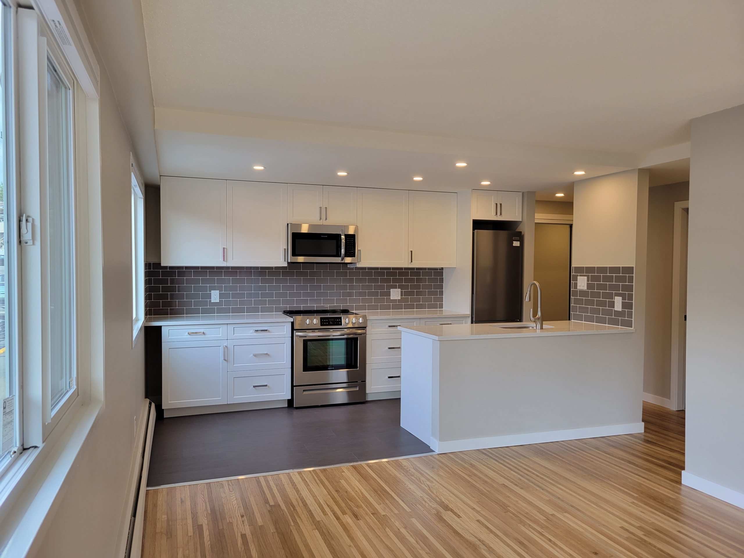Large Cat Friendly 1 Bedroom With Laundry Close to Commercial Drive