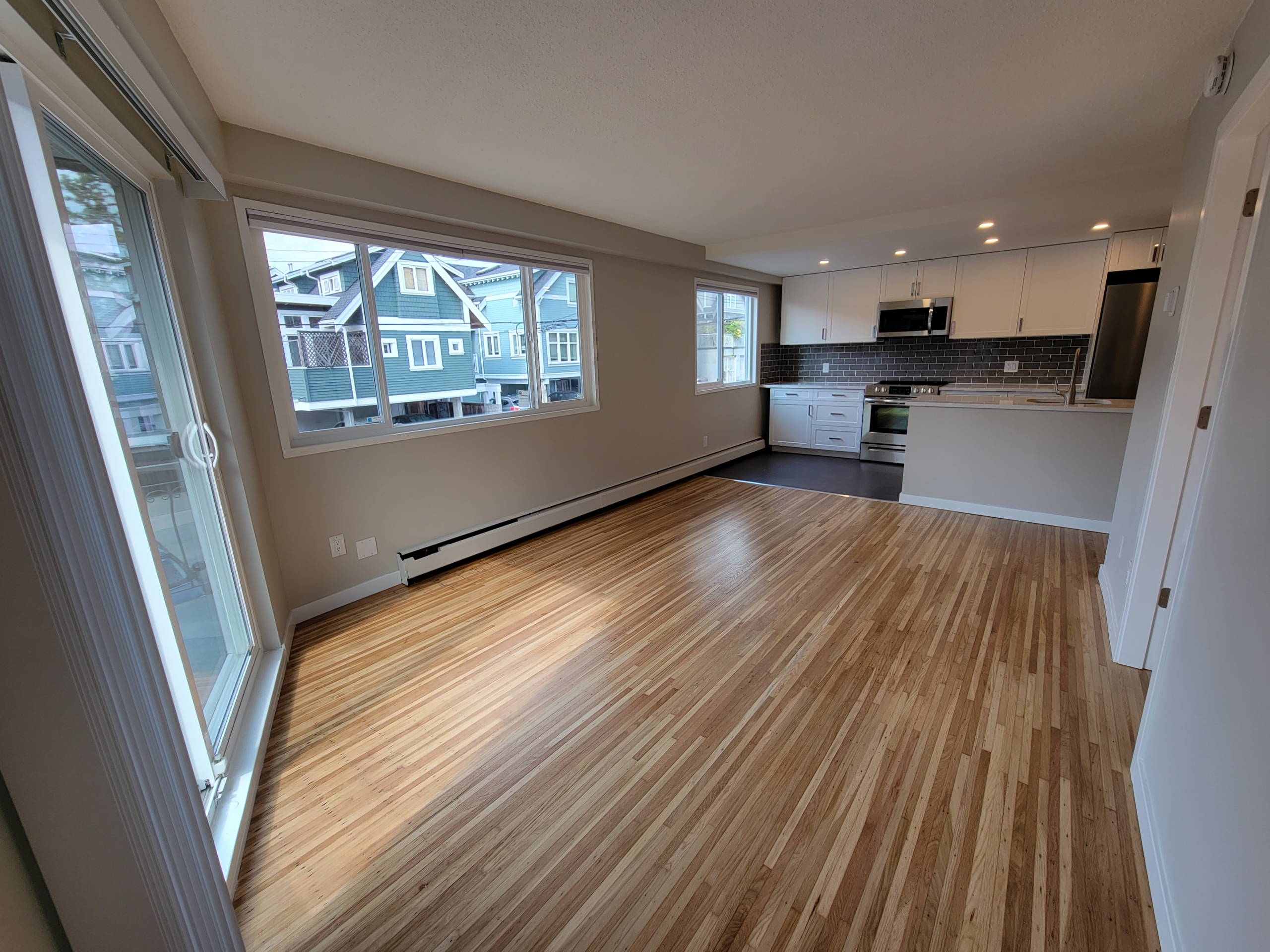 Large Cat Friendly 1 Bedroom With Laundry Close to Commercial Drive