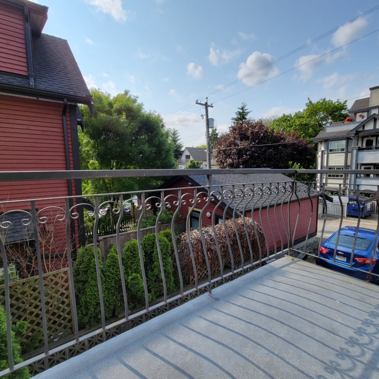Large Cat Friendly 1 Bedroom With Laundry Close to Commercial Drive