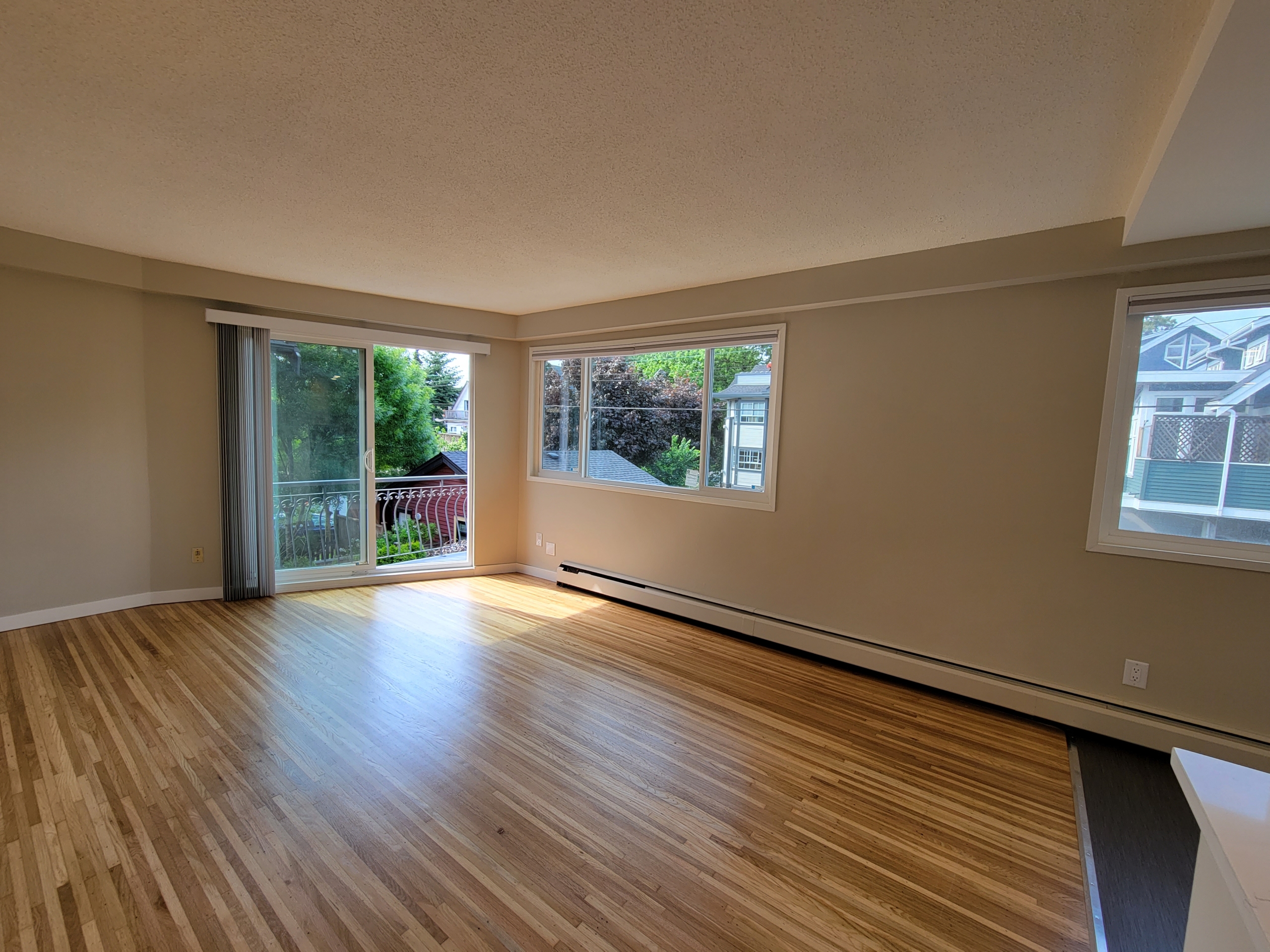 Large Cat Friendly 1 Bedroom With Laundry Close to Commercial Drive