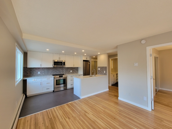 Large Cat Friendly 1 Bedroom With Laundry Close to Commercial Drive