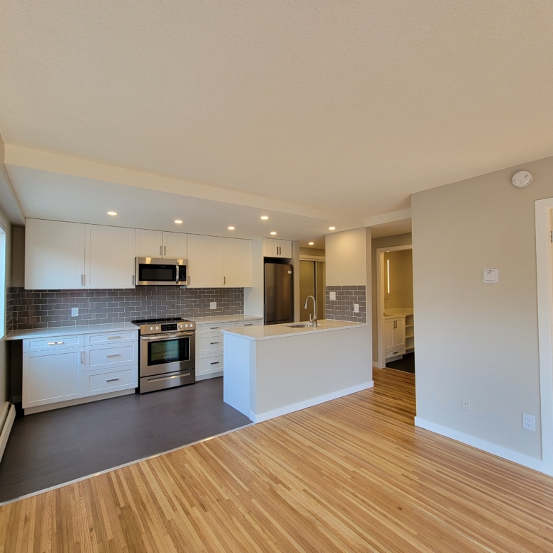Large Cat Friendly 1 Bedroom With Laundry Close to Commercial Drive