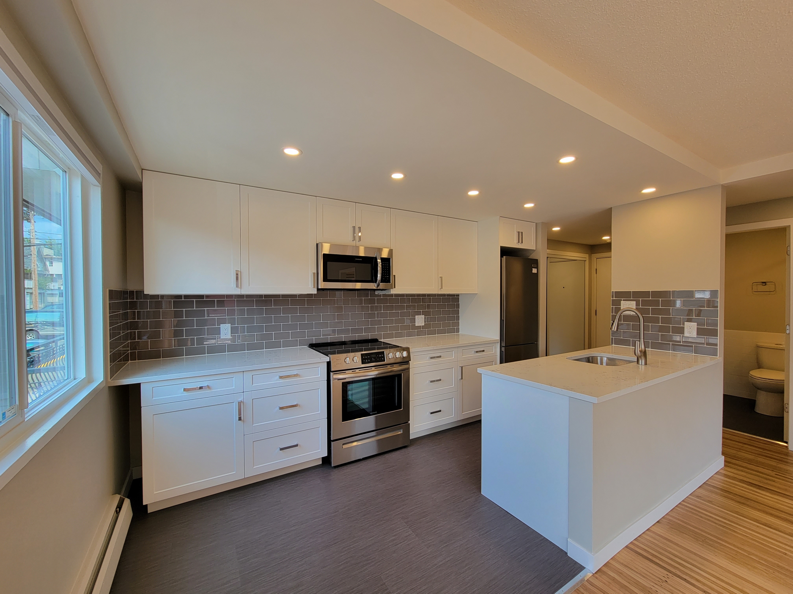 Large Cat Friendly 1 Bedroom With Laundry Close to Commercial Drive