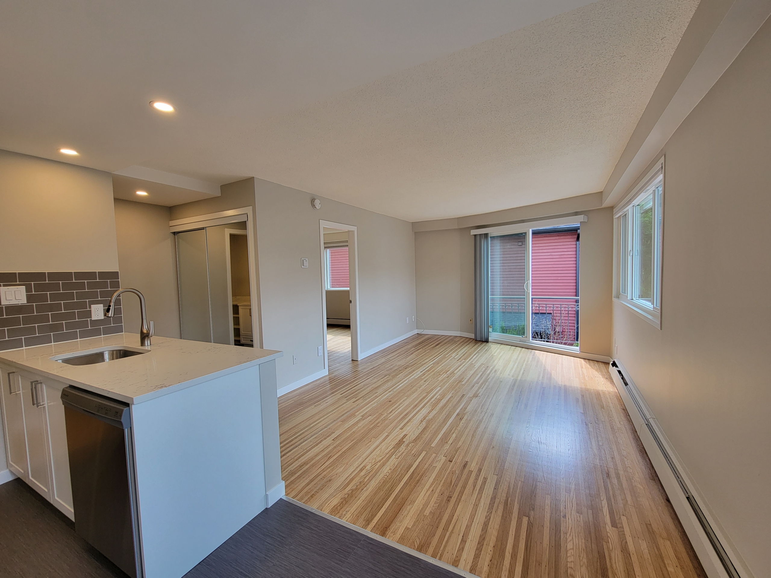 Large Cat Friendly 1 Bedroom With Laundry Close to Commercial Drive
