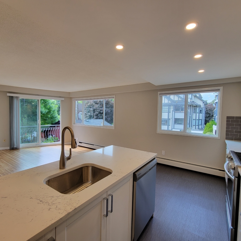 Large Cat Friendly 1 Bedroom With Laundry Close to Commercial Drive