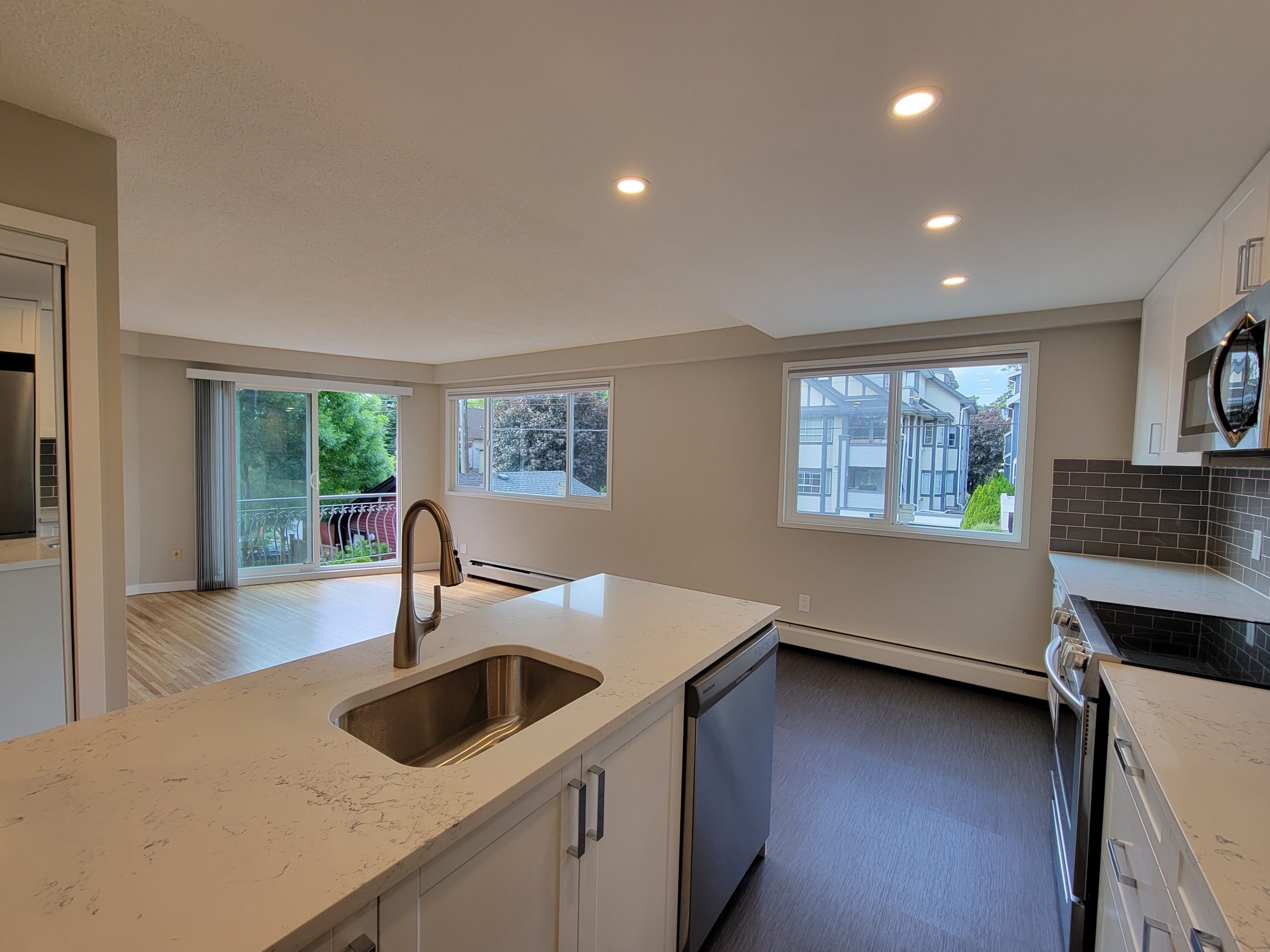 Large Cat Friendly 1 Bedroom With Laundry Close to Commercial Drive