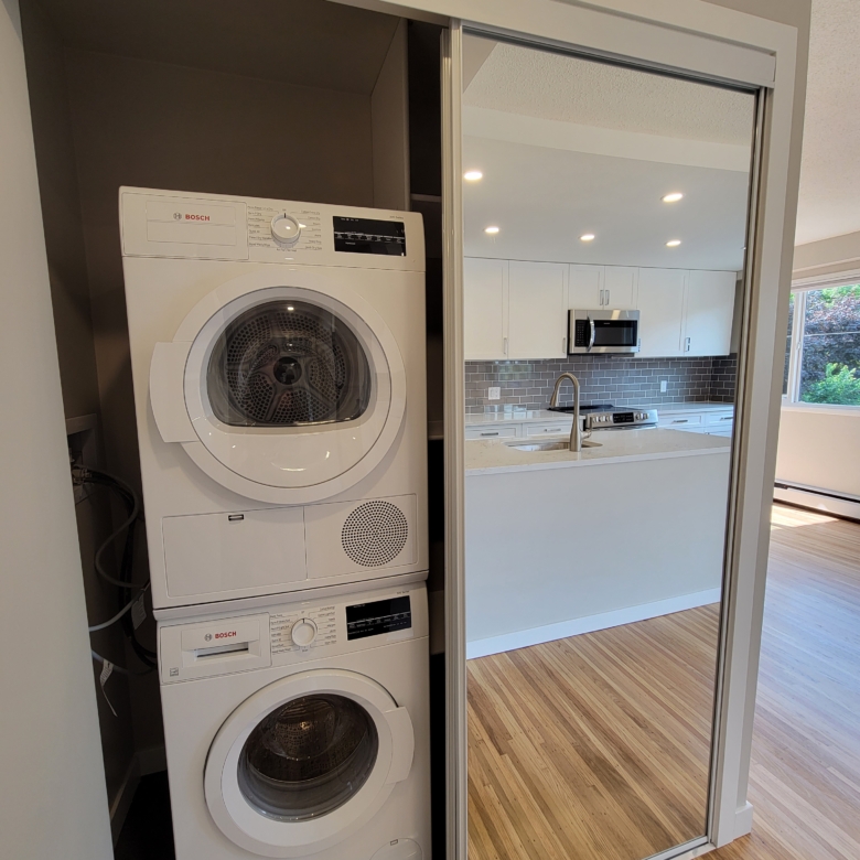 Large Cat Friendly 1 Bedroom With Laundry Close to Commercial Drive