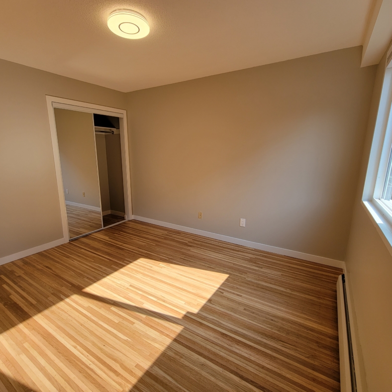Large Cat Friendly 1 Bedroom With Laundry Close to Commercial Drive