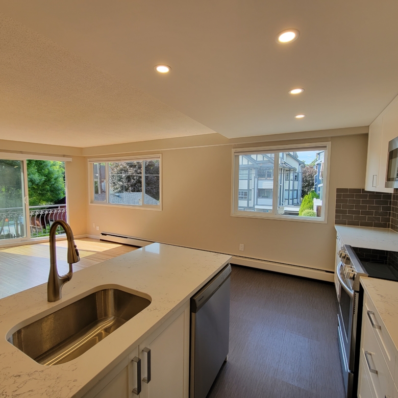 Large Cat Friendly 1 Bedroom With Laundry Close to Commercial Drive