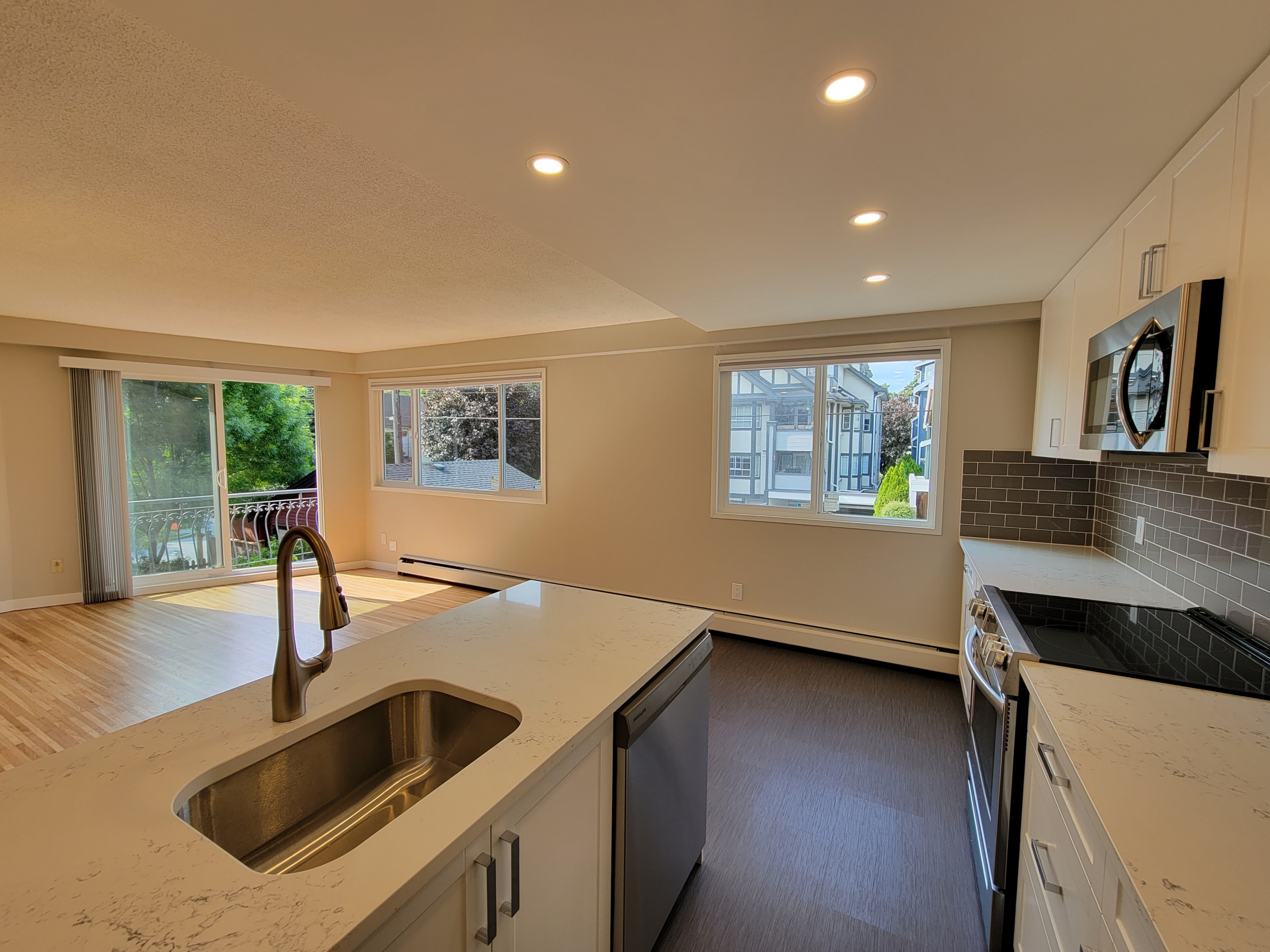 Large Cat Friendly 1 Bedroom With Laundry Close to Commercial Drive