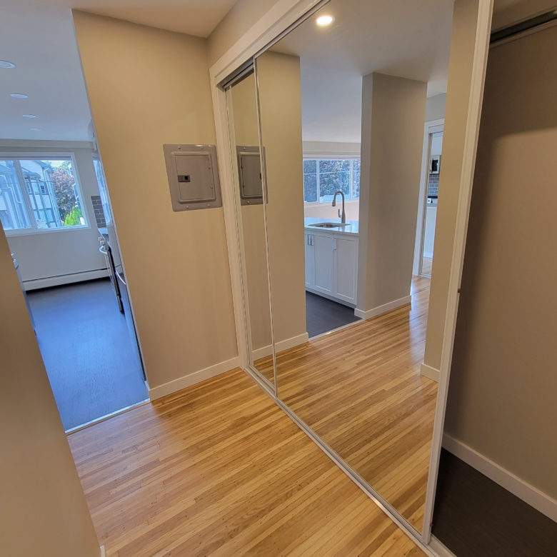 Large Cat Friendly 1 Bedroom With Laundry Close to Commercial Drive