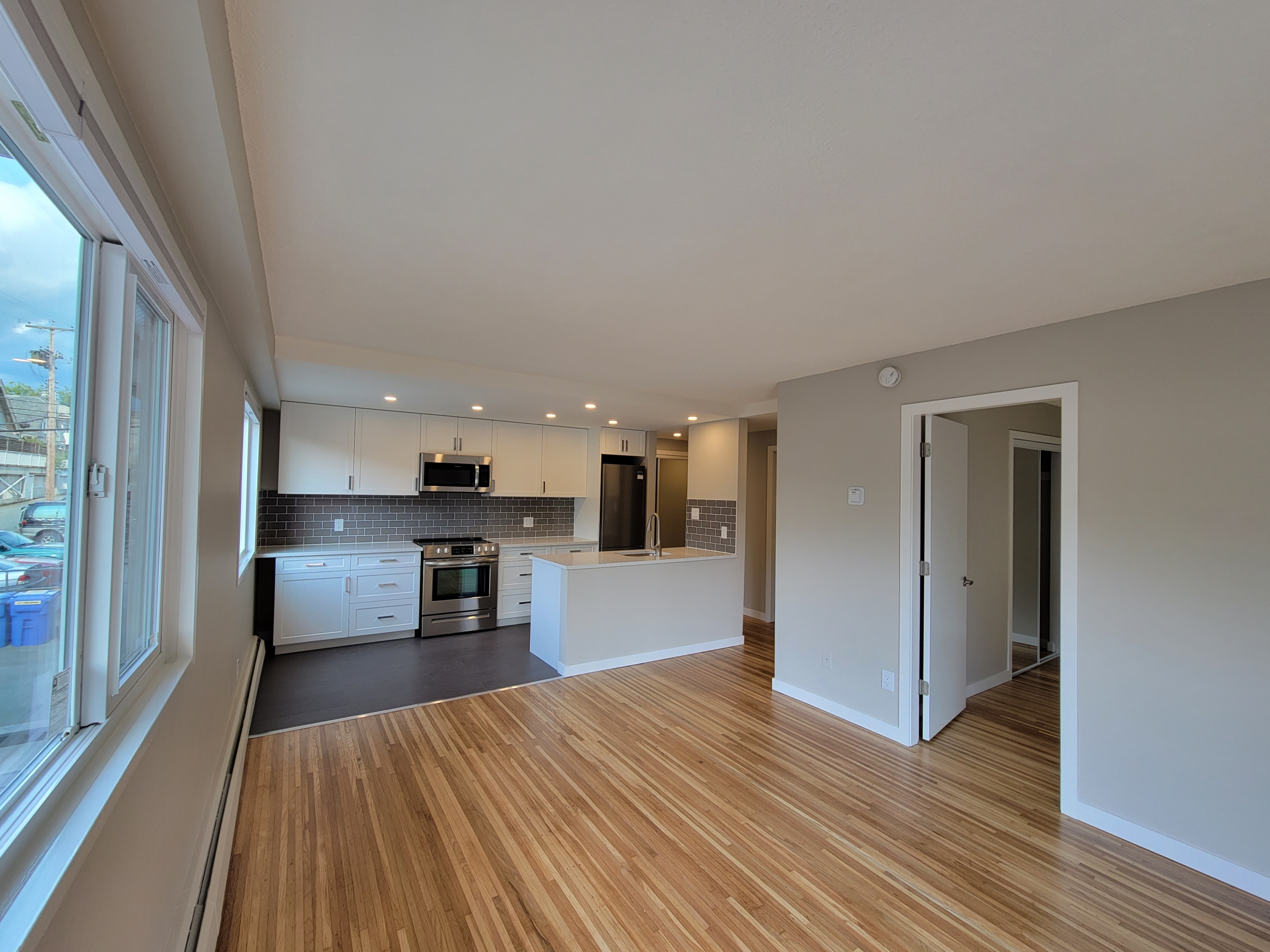 Large Cat Friendly 1 Bedroom With Laundry Close to Commercial Drive