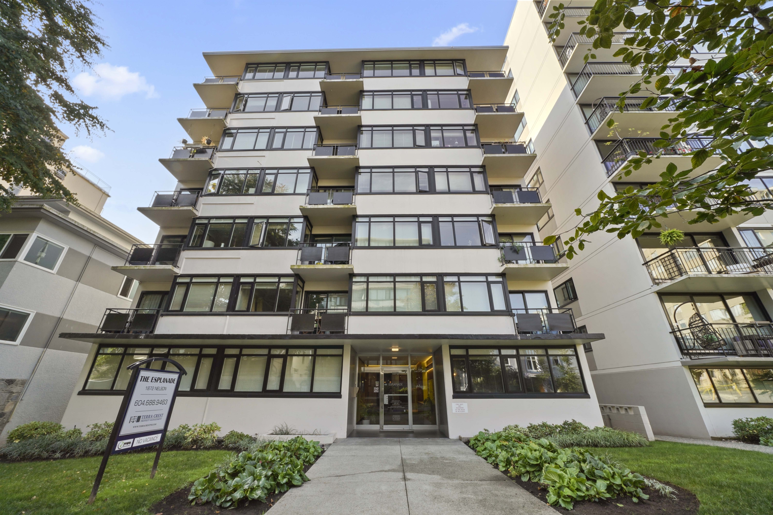 Large Pet Friendly Studio + Den With Laundry In the West End